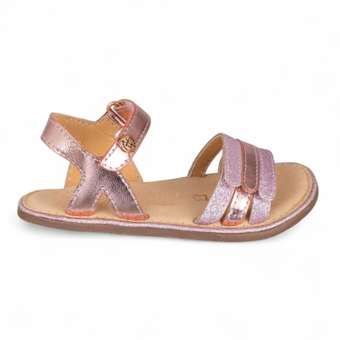 SANDALIA BAREFOOT PIEL CHETTO TIRAS METALIZADAS ROSA