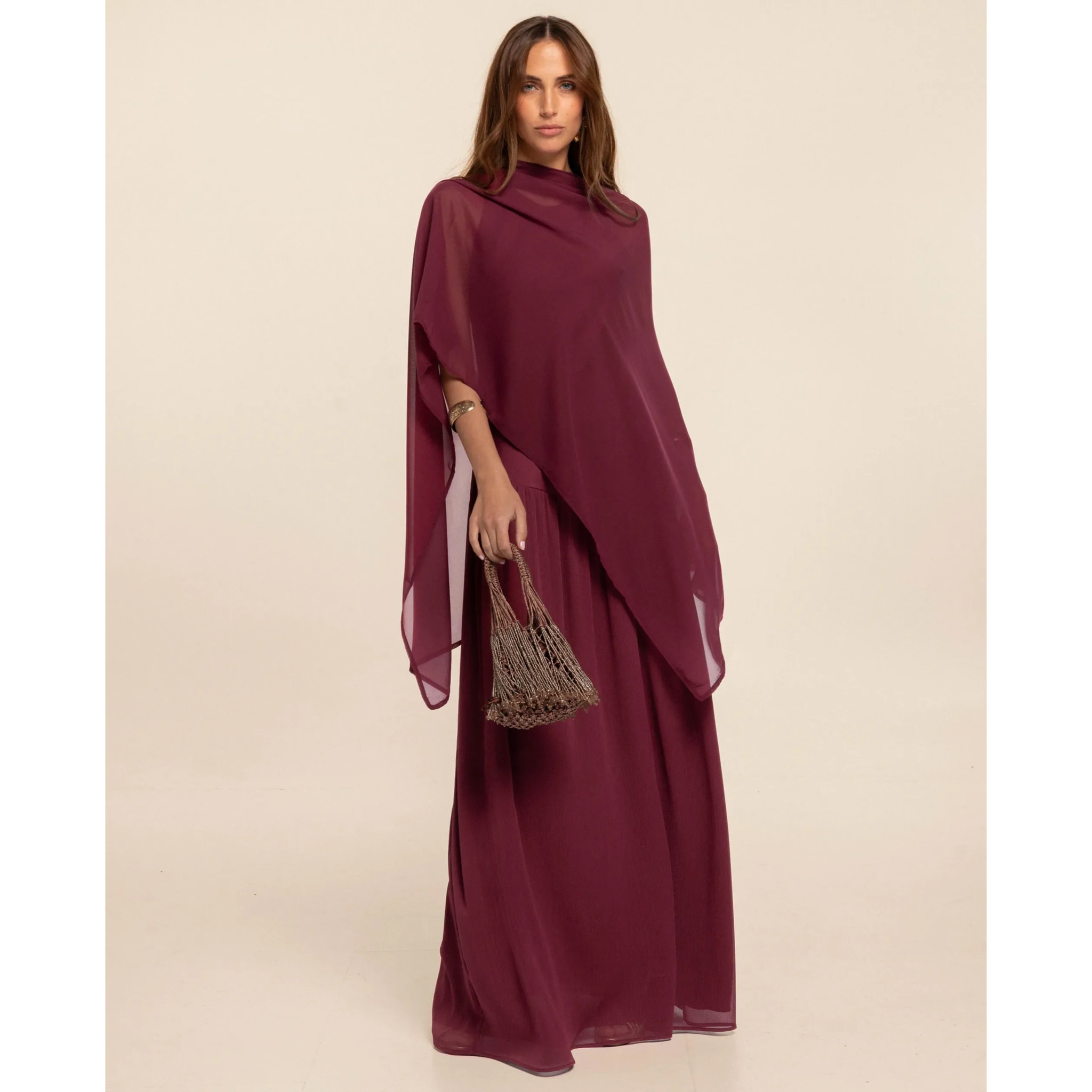 Vestido largo con corte asimétrico y espalda abierta