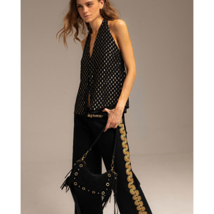 Bolso de ante negro con flecos y tachuelas doradas