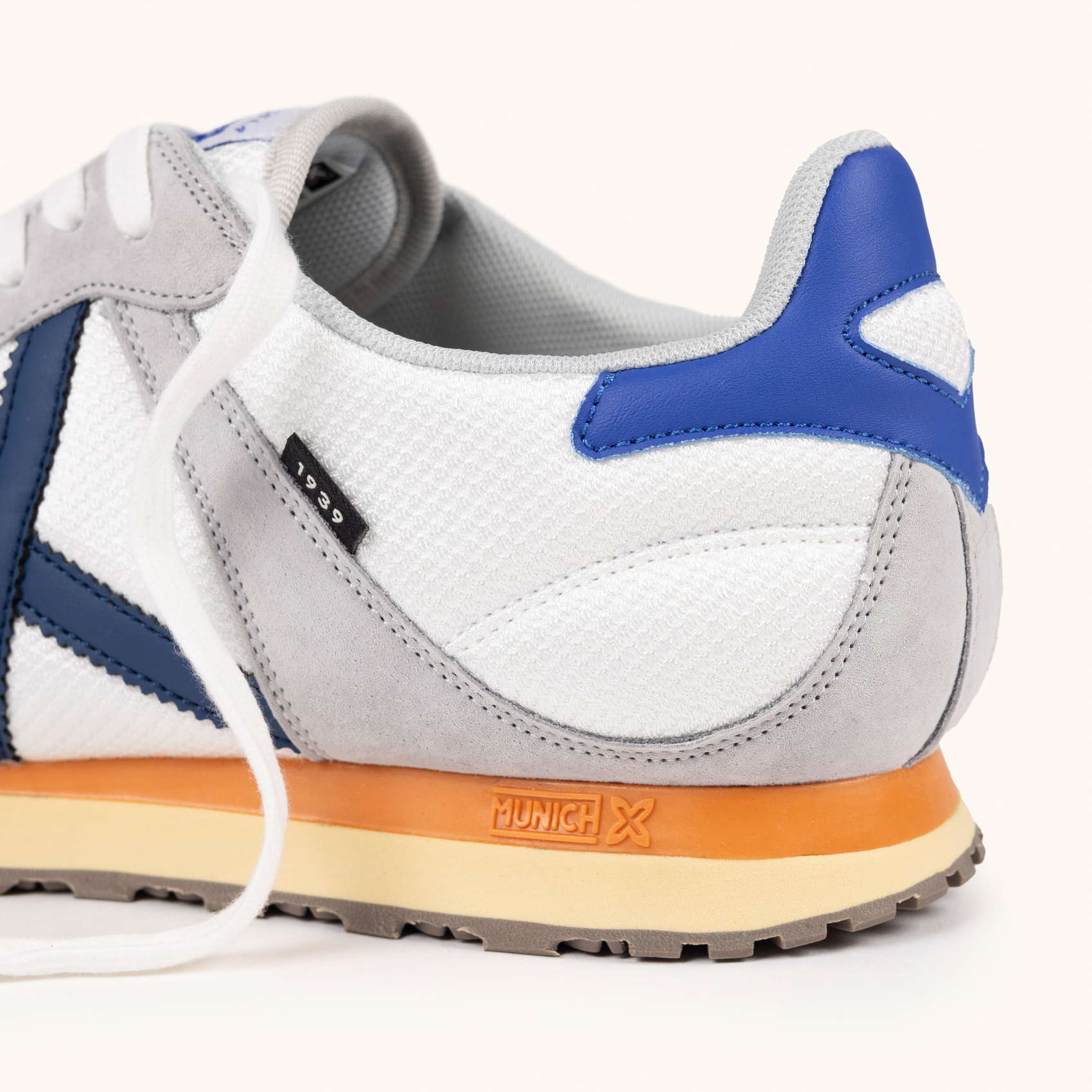 Zapatillas Retro Running Blanco y Gris MUNICH MASSANA MAN 600