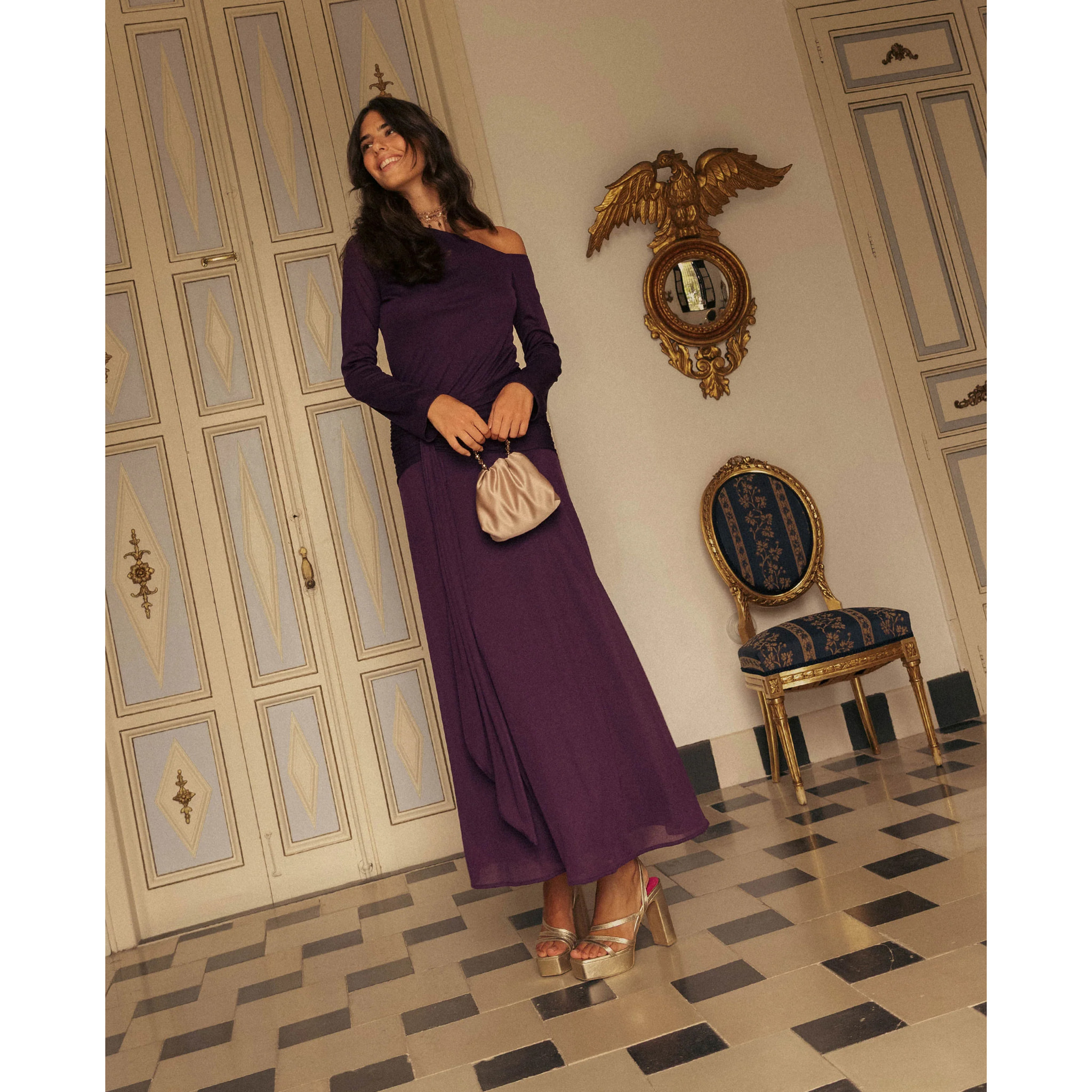 Vestido largo de punto con fajín y escote asimétrico