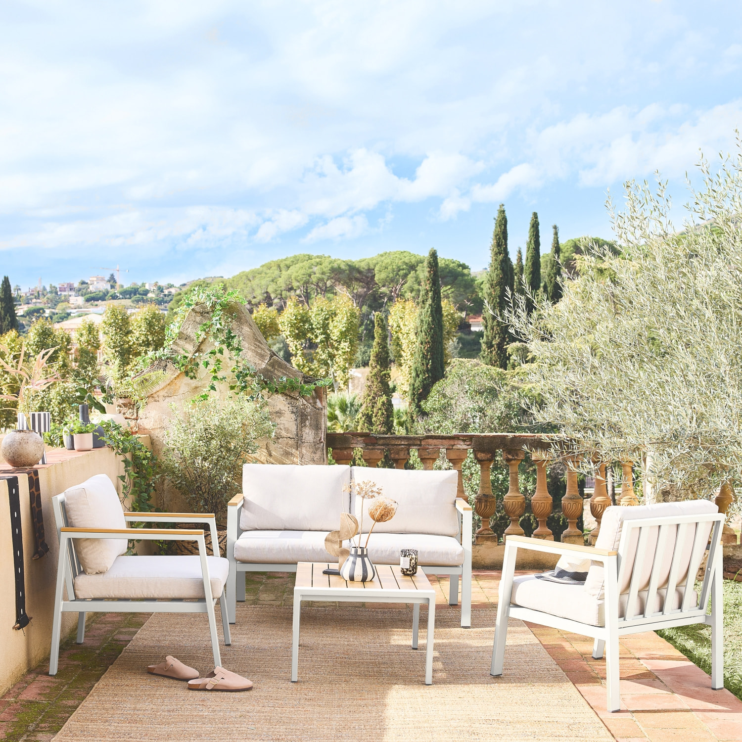 Salon de jardin Casoria. beige. aluminium et polywood 4 places. 1 canapé. 2 fauteuils. 1 table basse