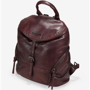 Mochila burdeos con solapa y hebillas