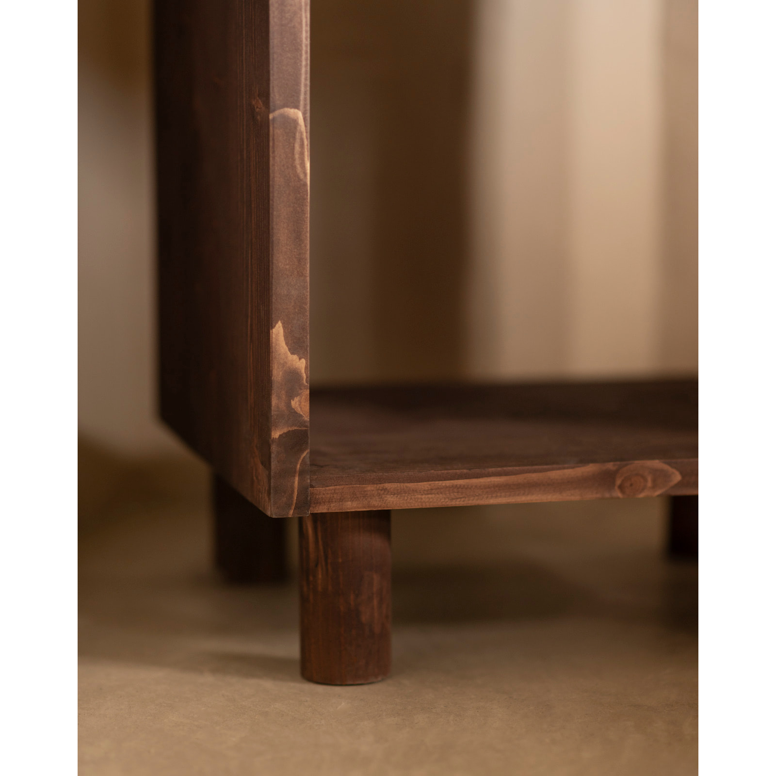 Mesita de noche de madera maciza en tono nogal de 51x32cm Alto: 50.5 Largo: 32 Ancho: 37.5