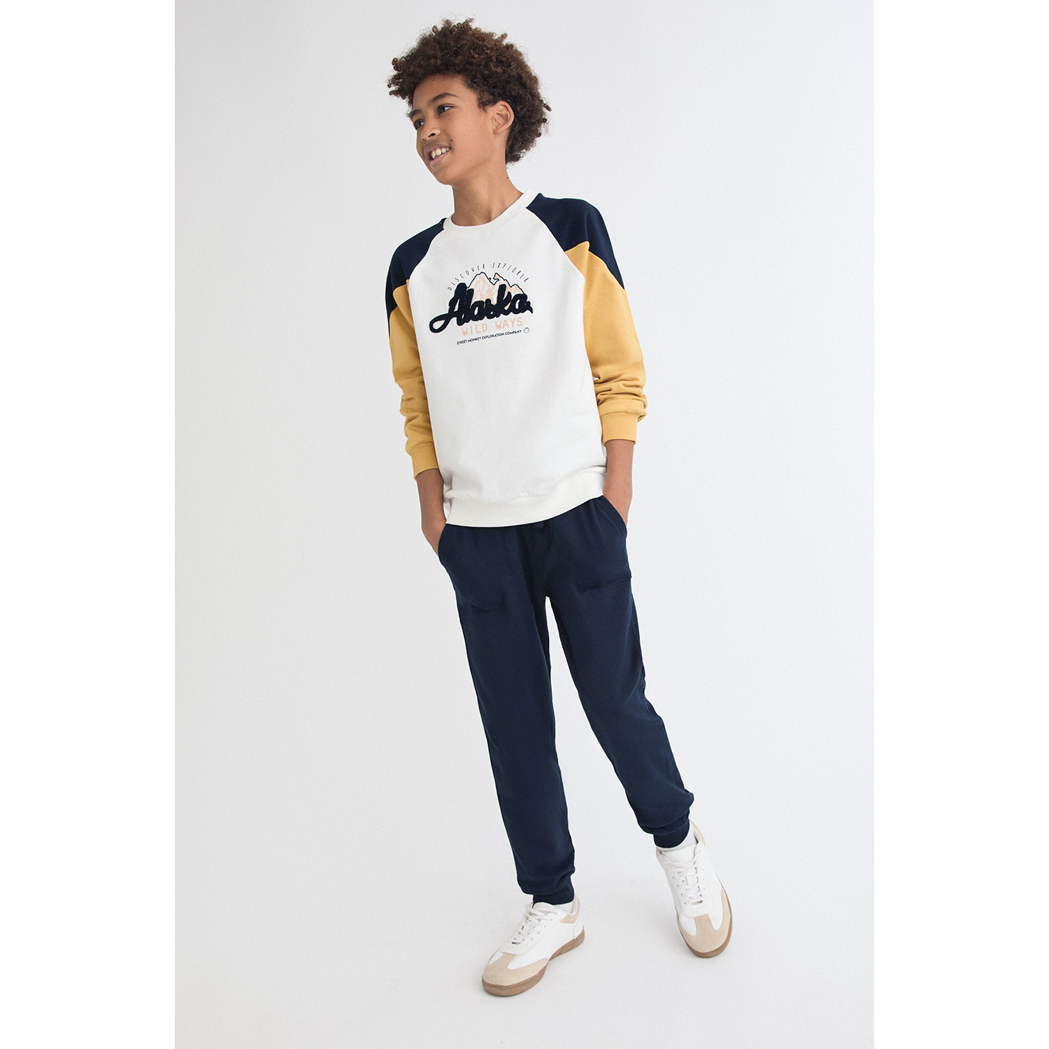 Conjunto niño sudadera crudo, mostaza y marino y pantalón jogger, texto outdoor en relieve | Color: Marino | Street Monkey