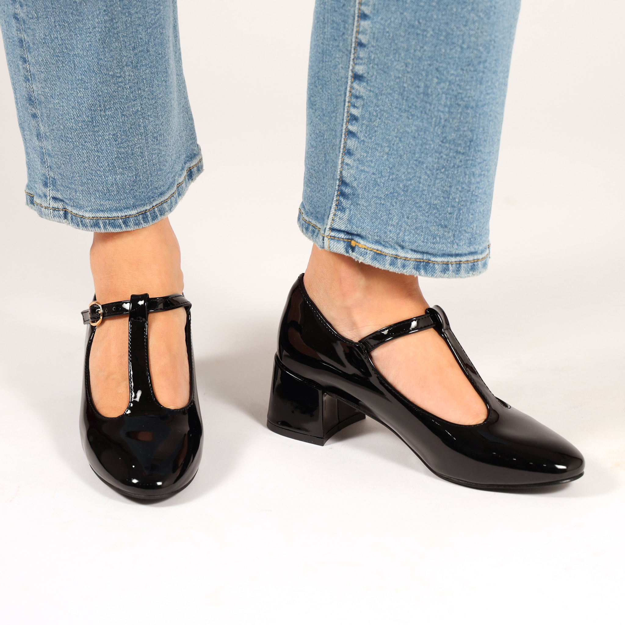 Dècolletè in simil pelle verniciata con tacco basso quadrato