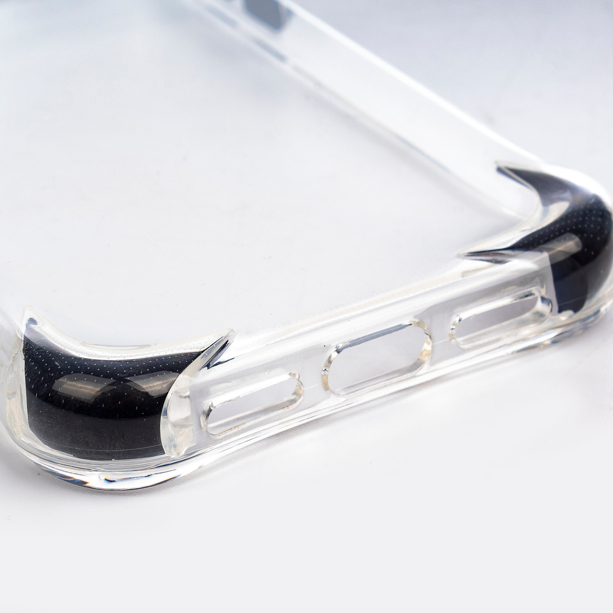 Custodia trasparente con rilievo protettivo per fotocamera, angoli rinforzati neri, antiurto e antifingerprint Magsafe per iPhone 17 Pro.