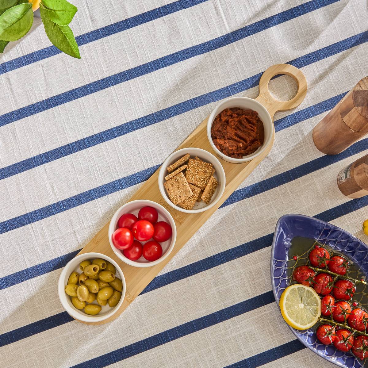 Set apéritif Oceania plateau bambou et 4 coupelles rayées