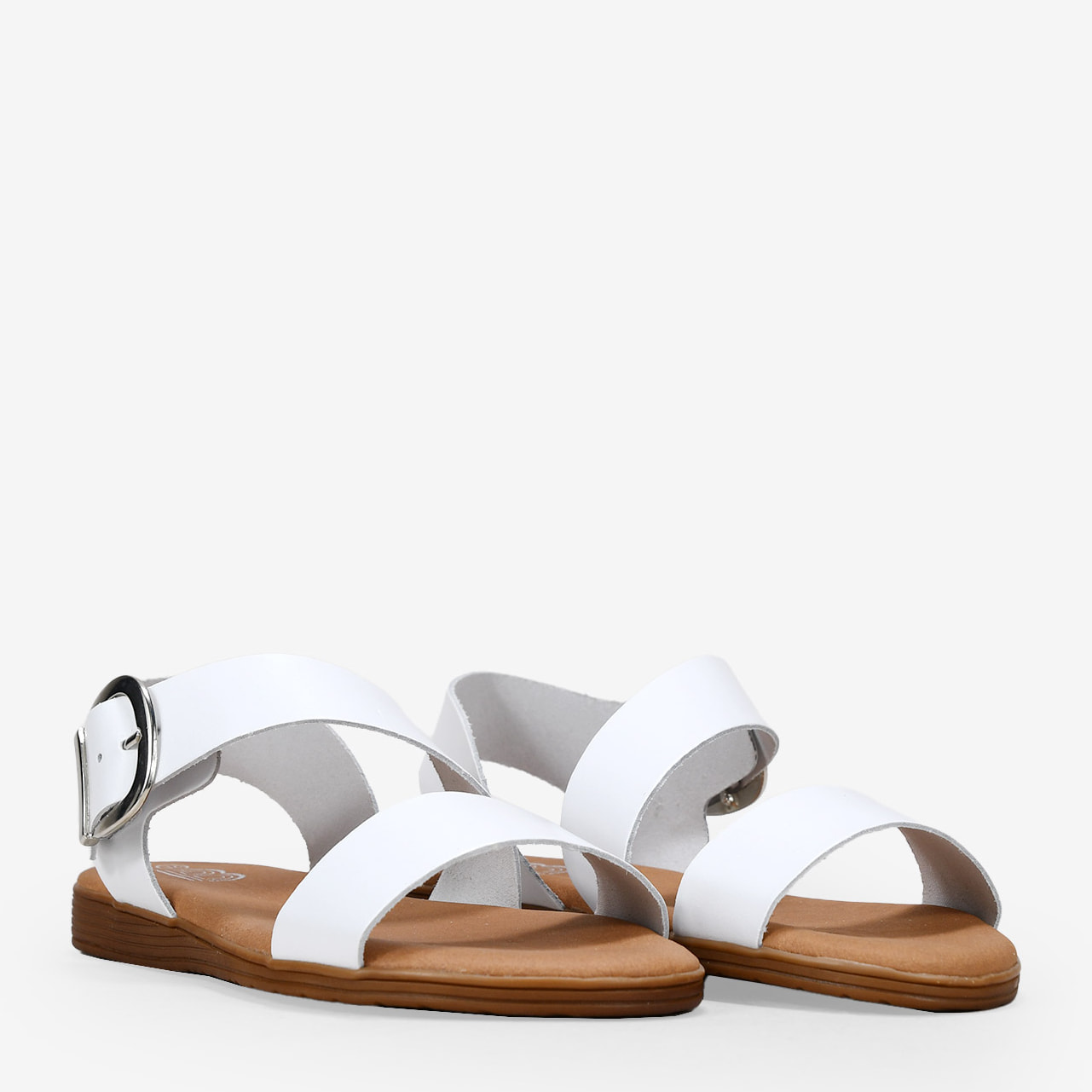 Sandalias blancas en piel con hebilla