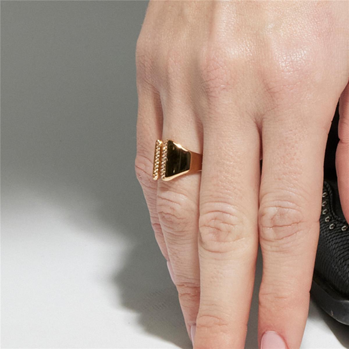 Anillo con Circonita Brillante acabado oro 18k