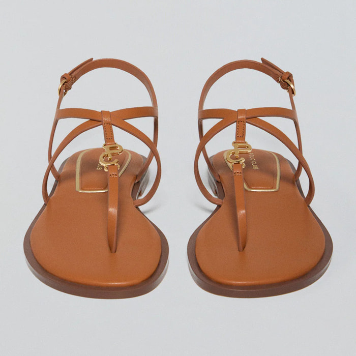 Sandalia de tiras Bianca marrón con detalle metálico