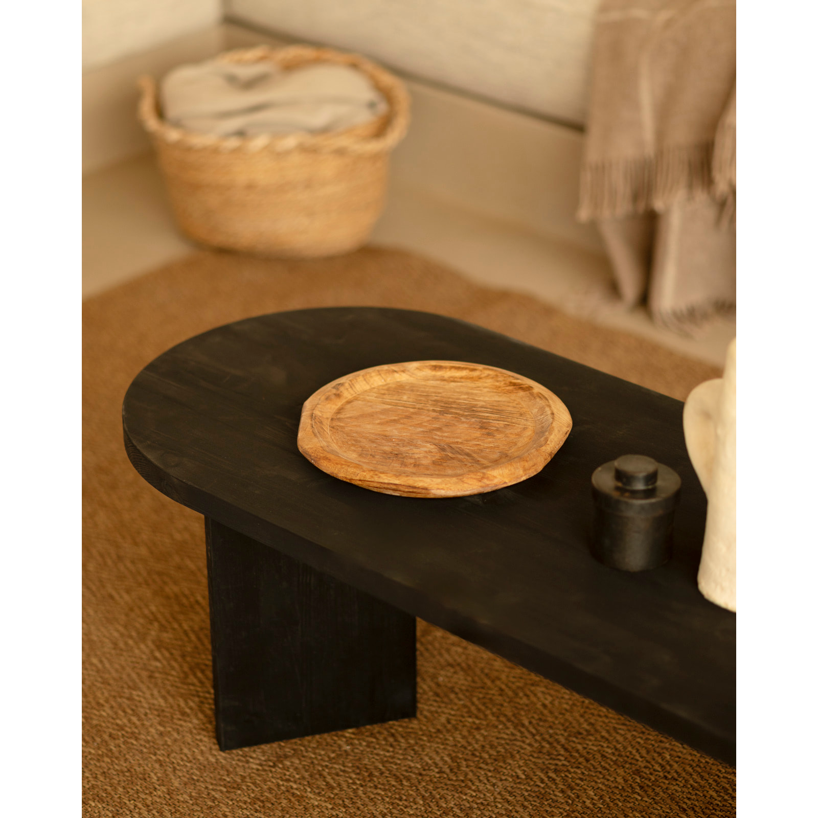 Mesa de centro de madera maciza en tono negro de 120cm Alto: 40 Largo: 120 Ancho: 50