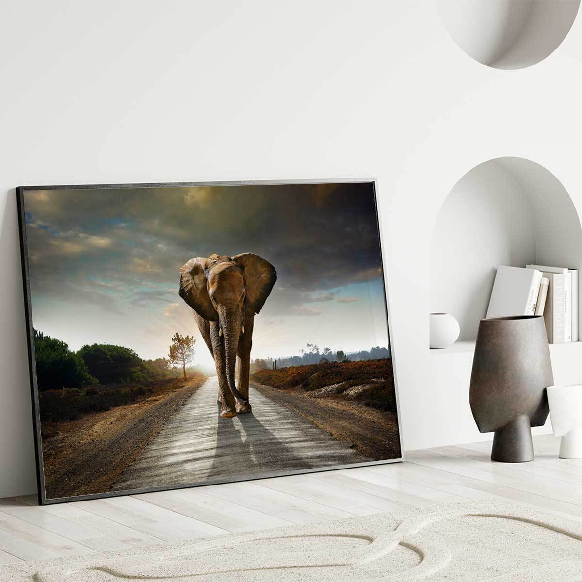 Affiche encadrée – Éléphant solitaire sur la route, puissance et liberté Affiche + cadre en métal - Noir