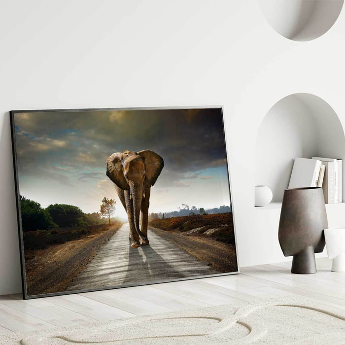 Affiche encadrée – Éléphant solitaire sur la route, puissance et liberté Affiche + cadre en métal - Noir