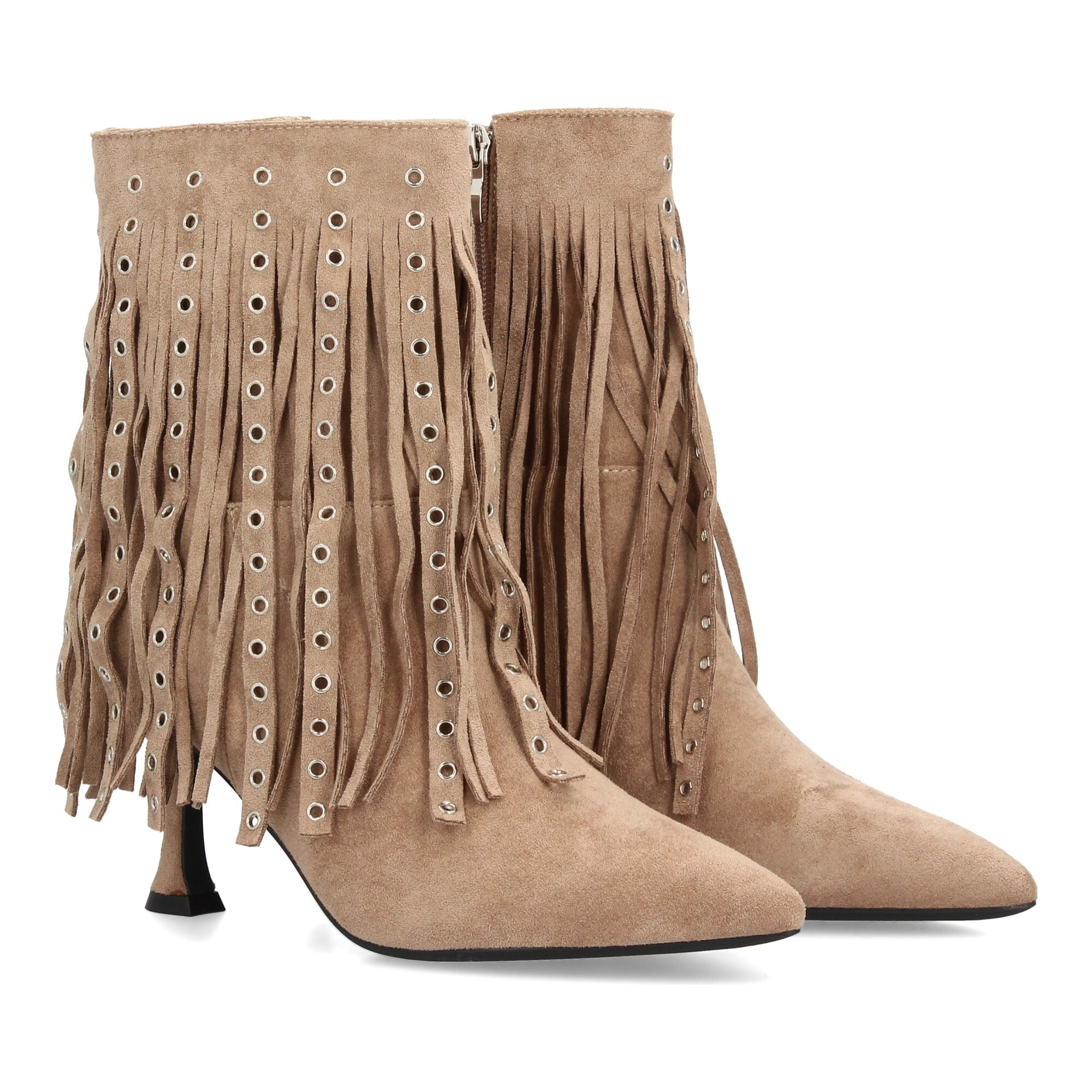 Botin de tacon flecos y tachuelas metalicas