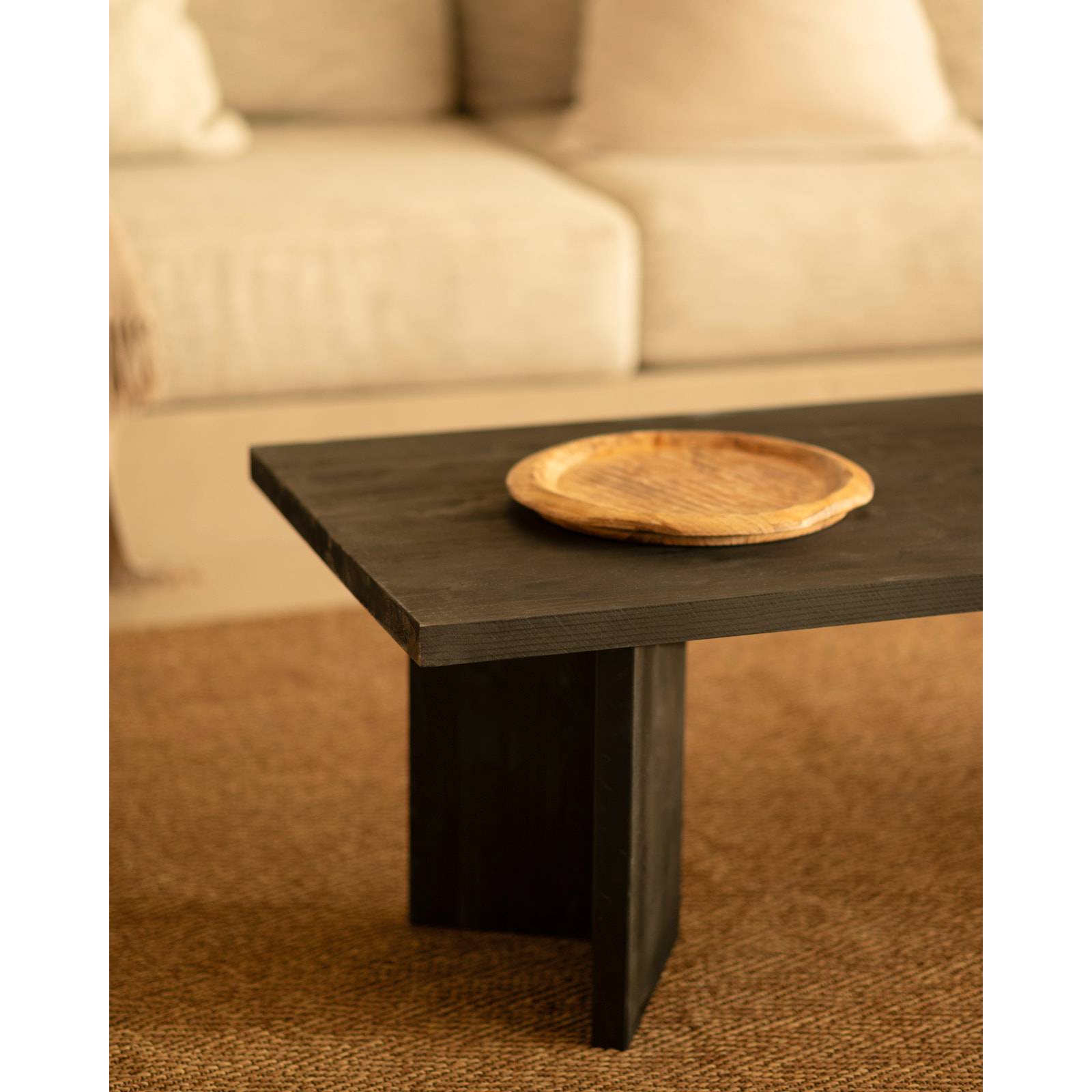 Mesa de centro de madera maciza en tono negro de 120x55 cm Alto: 40 Largo: 120 Ancho: 55