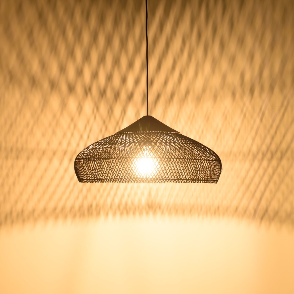 SIXTINE - Suspension 65x65cm en rotin couleur noire et teck recyclé