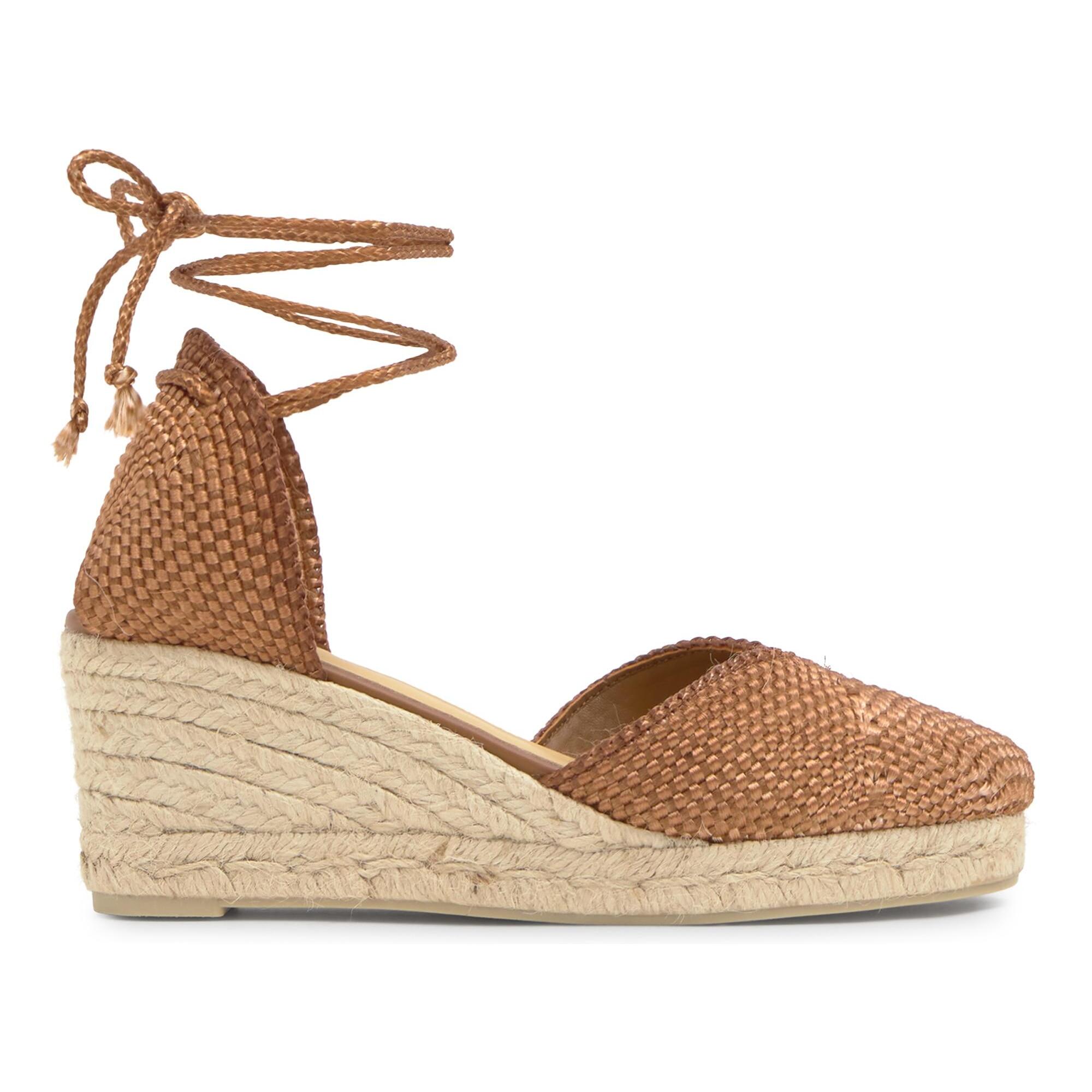 Alpargata Cora cuña de yute con rayón trenzado, cintas y escote en V con hilos metalizados