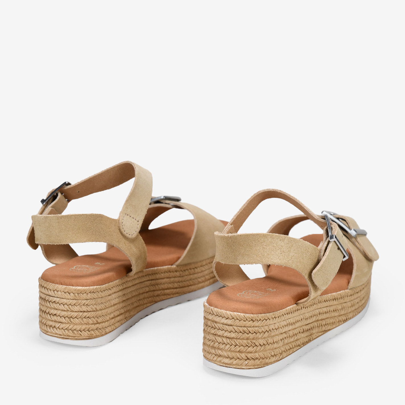 Sandalias de piel beige con cuña de esparto y hebillas