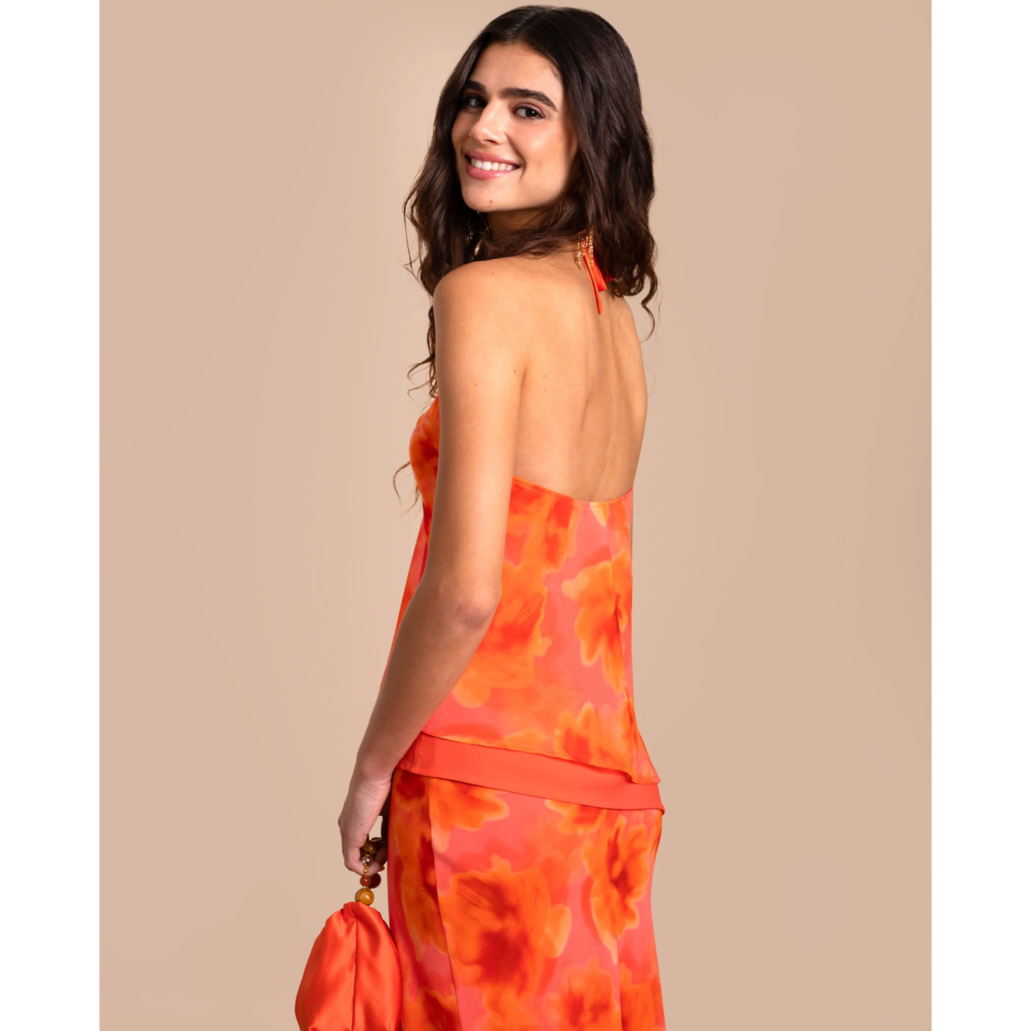 Blusa de mujer con cuello halter y lazada.