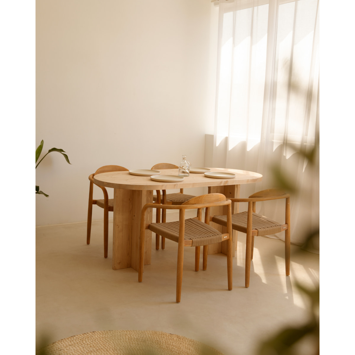 Table à manger ovale en bois massif ton chêne moyen en différentes tailles