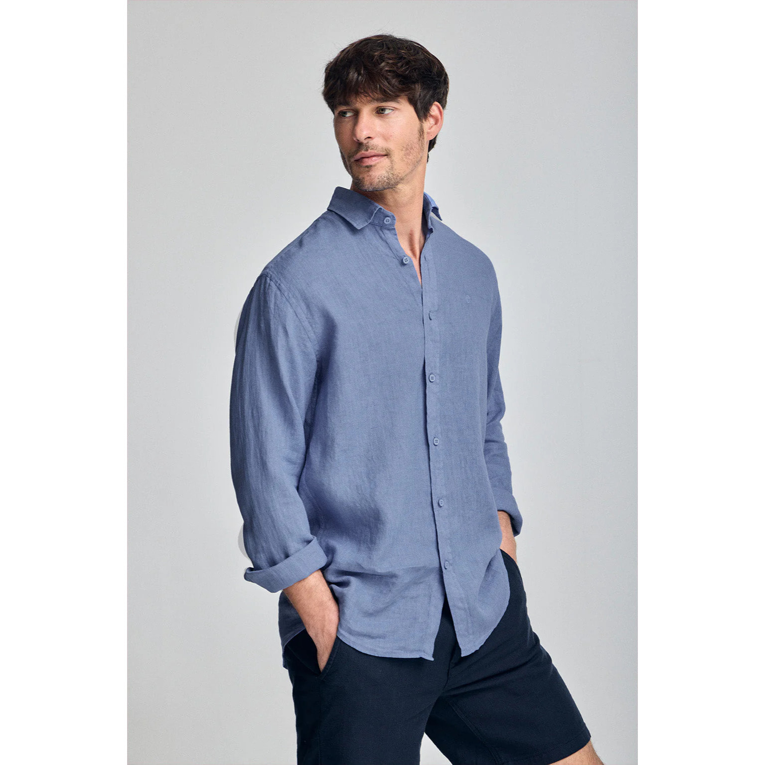 Camisa azul royal de lino garment dye con monograma bordado