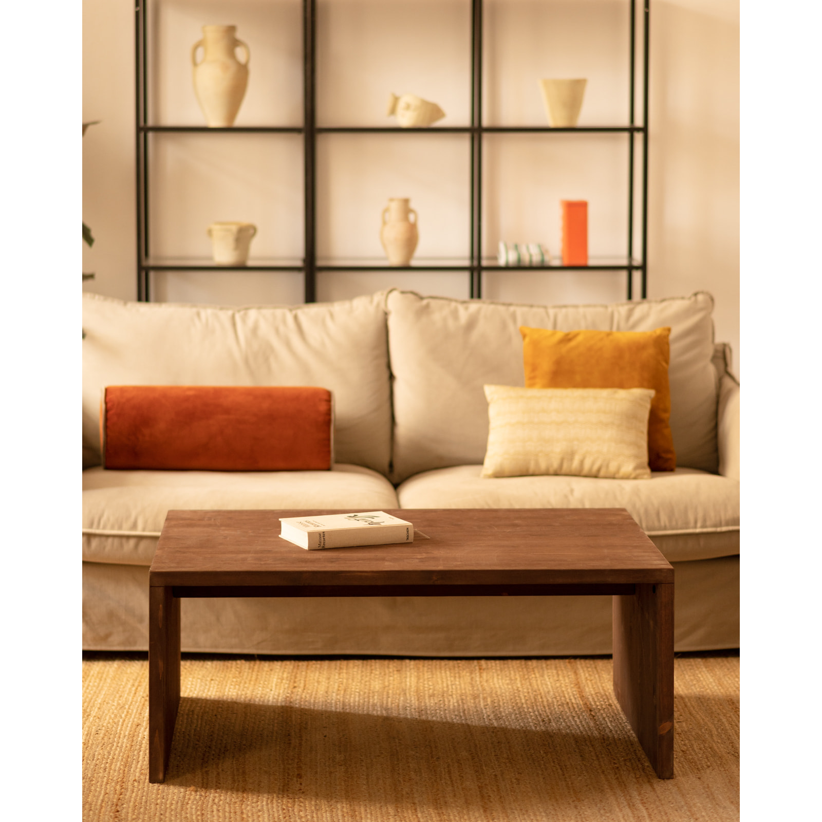 Mesa de centro de madera maciza en tono nogal de 110x45x74cm Alto: 45 Largo: 110 Ancho: 74