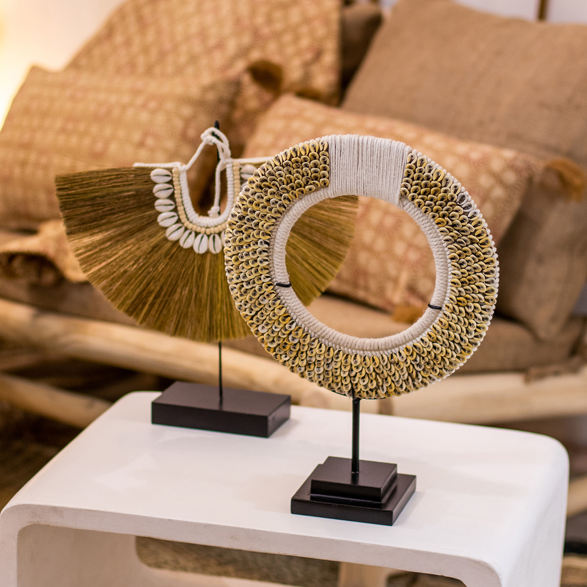 Collier en coquillages sur socle en métal  LINH