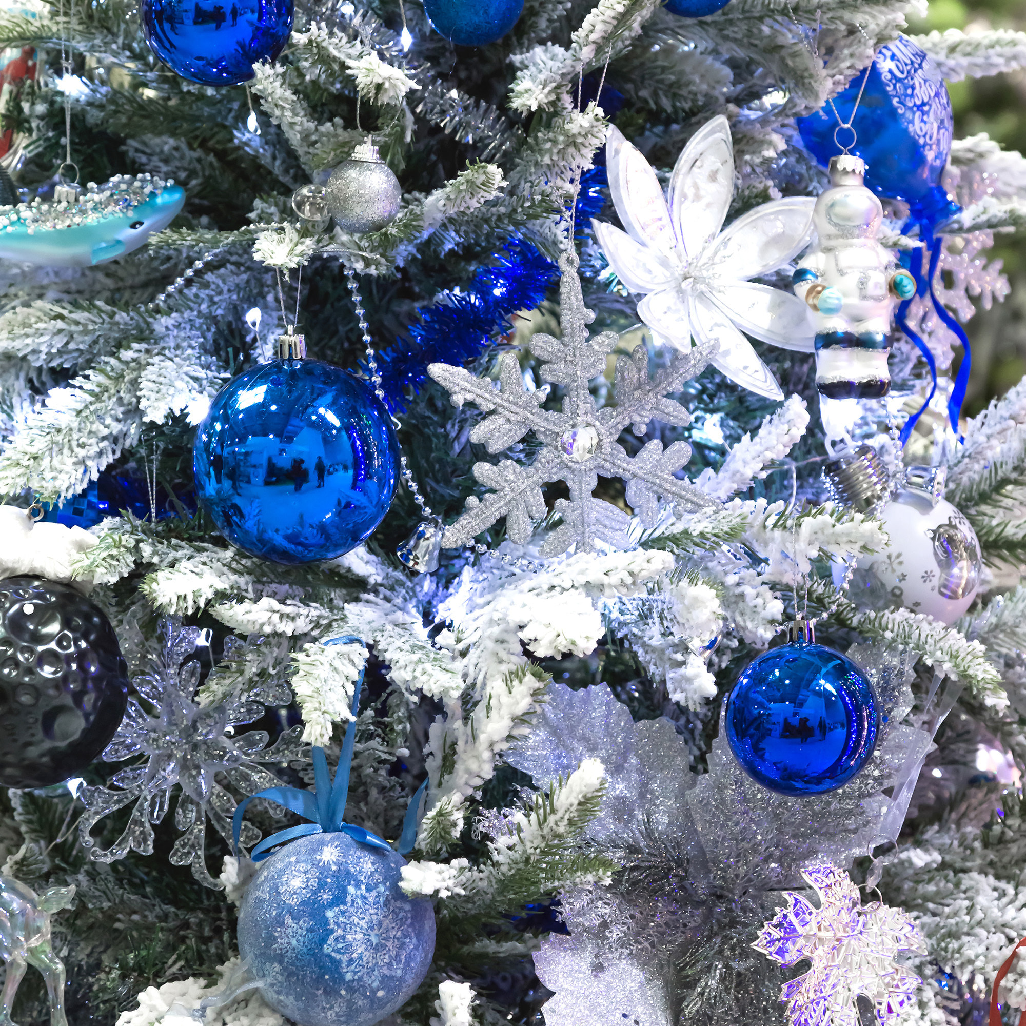 set de 100 bolas de navidad color azul pet con diferentes diseños y acabados