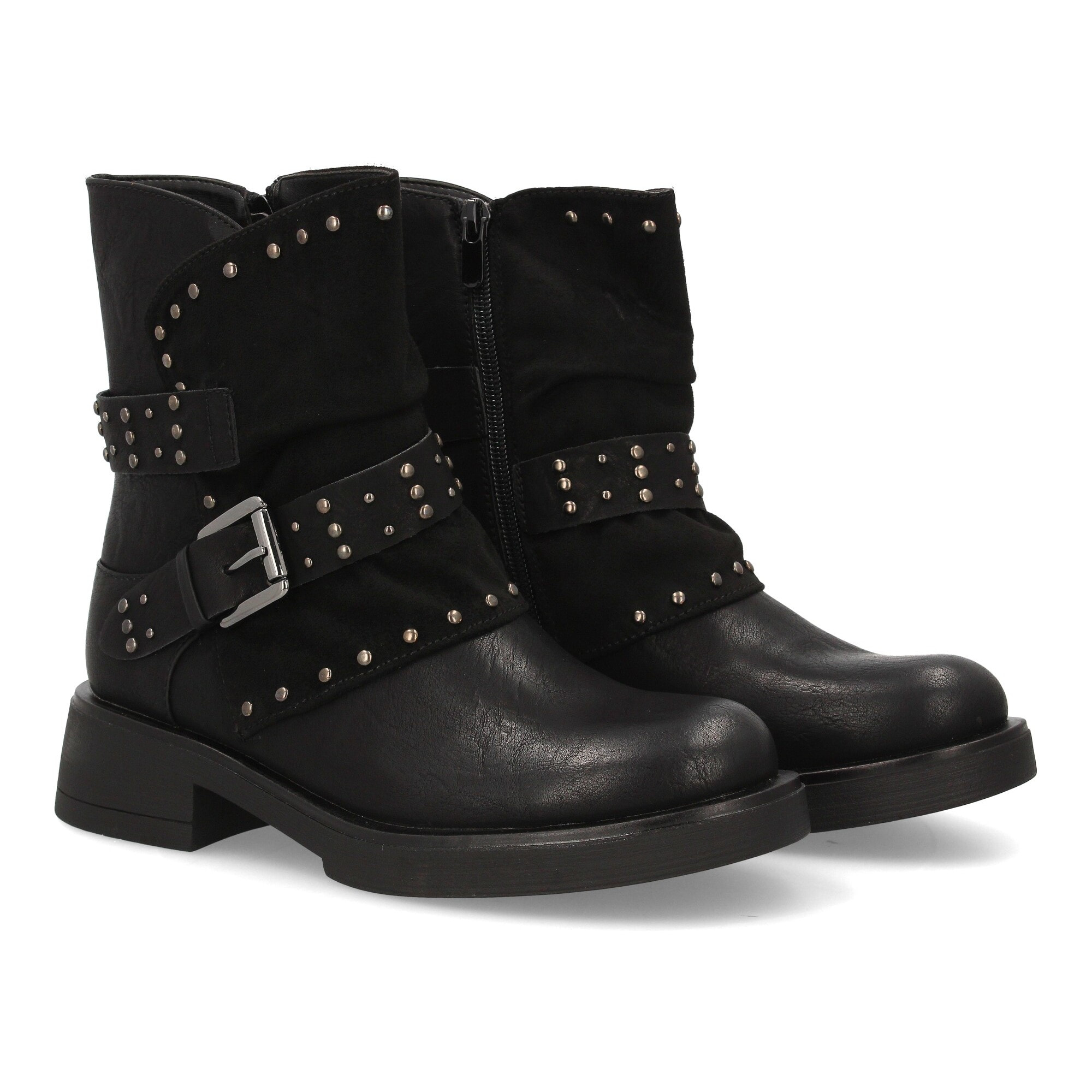 Bota biker con tachuelas y hebilla