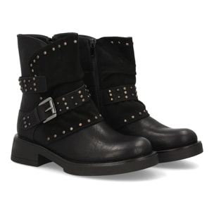 Bota biker con tachuelas y hebilla