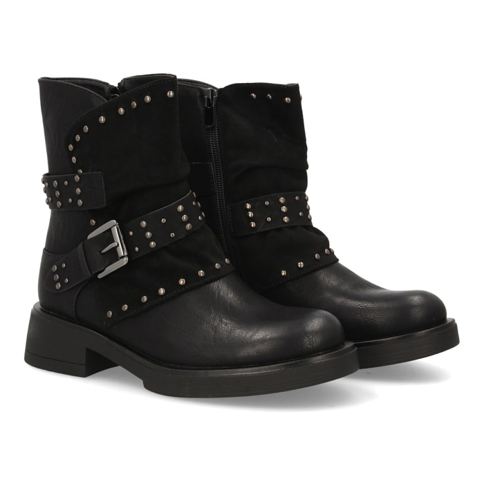 Bota biker con tachuelas y hebilla