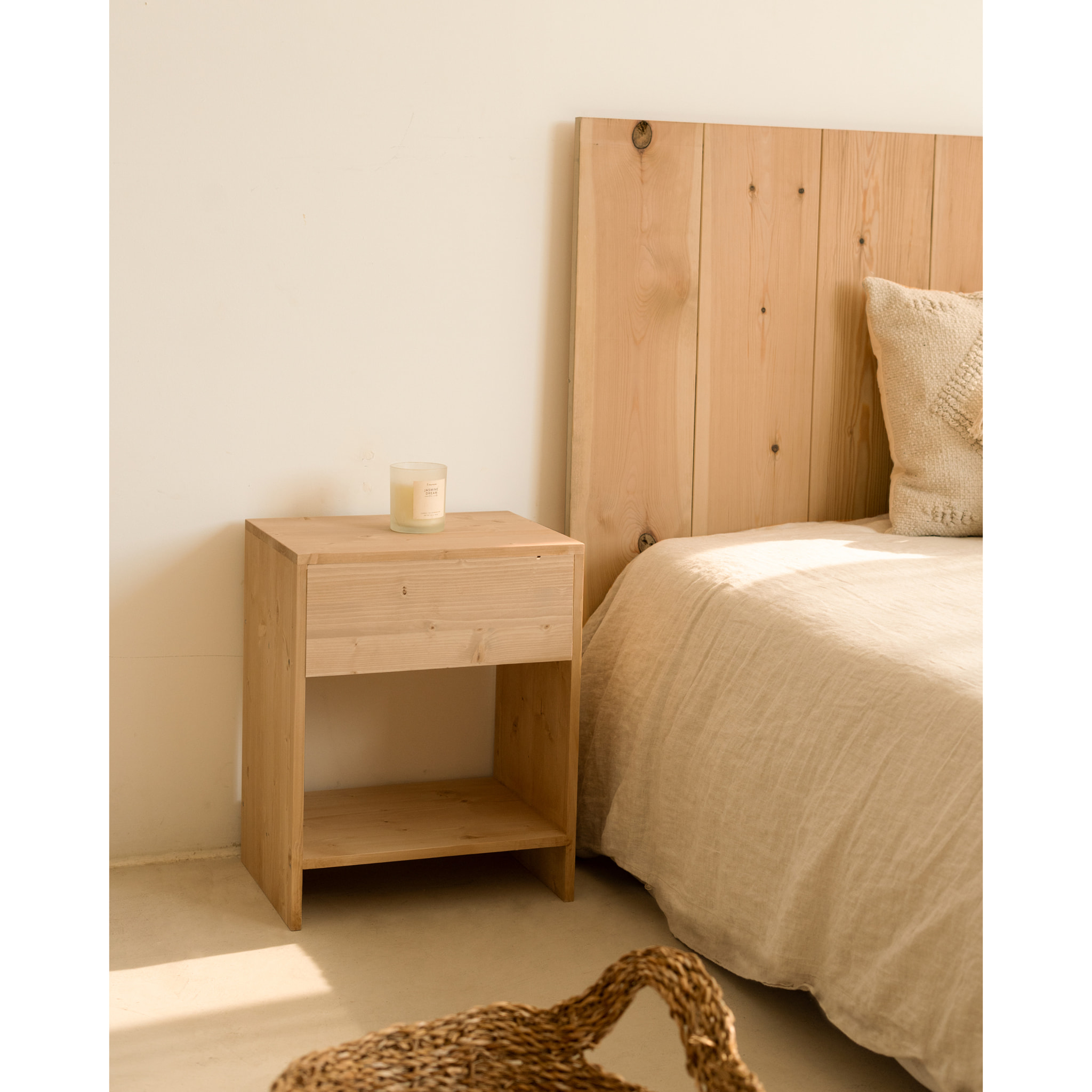 Pack de 2 mesitas de madera maciza con un cajón en tono roble medio de varias medidas