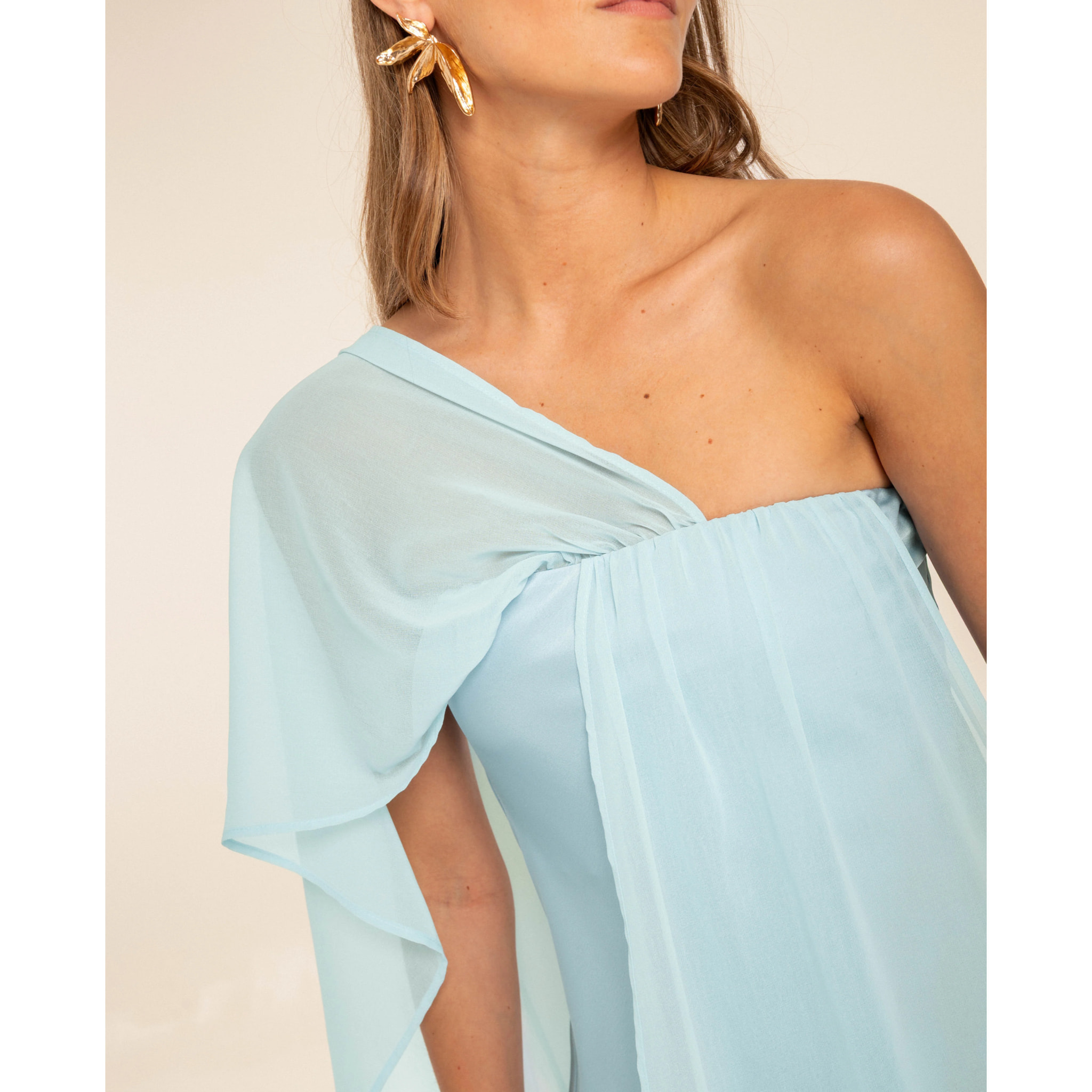 Vestido midi satinado con escote palabra de honor y capa de gasa multiposición