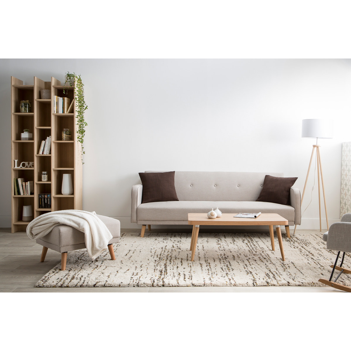 Pouf repose-pieds scandinave en tissu beige et bois clair ULLA