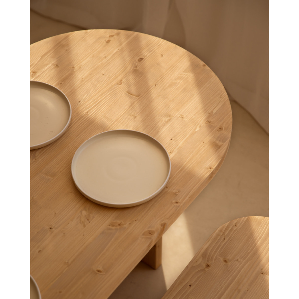 Table à manger ovale en bois massif ton chêne moyen de différentes tailles