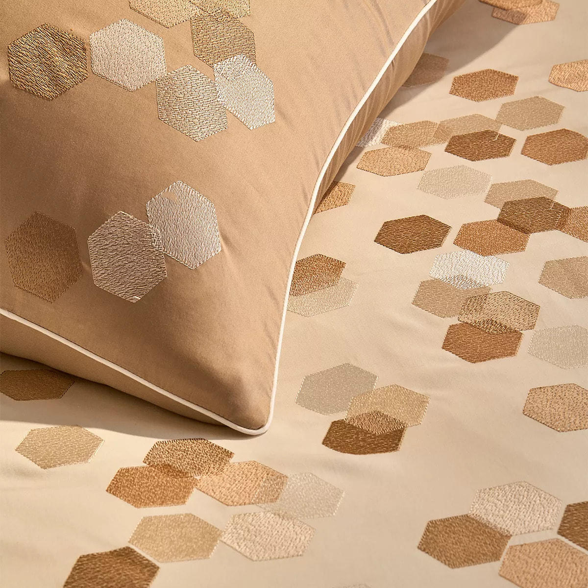 Housse de couette satin de coton brodé beige Hexagones angora