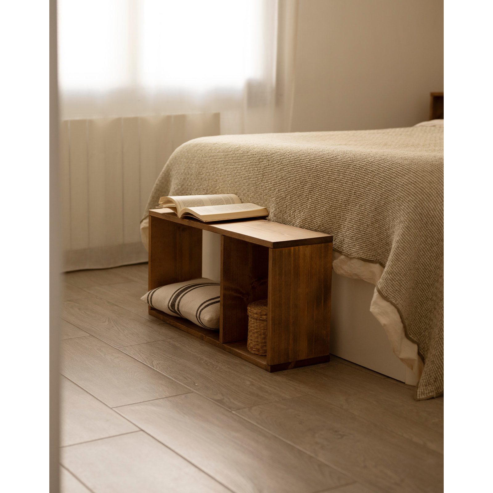 Mueble auxiliar de madera maciza en tono roble oscuro con 1 separador Alto: 38 Largo: 80 Ancho: 20