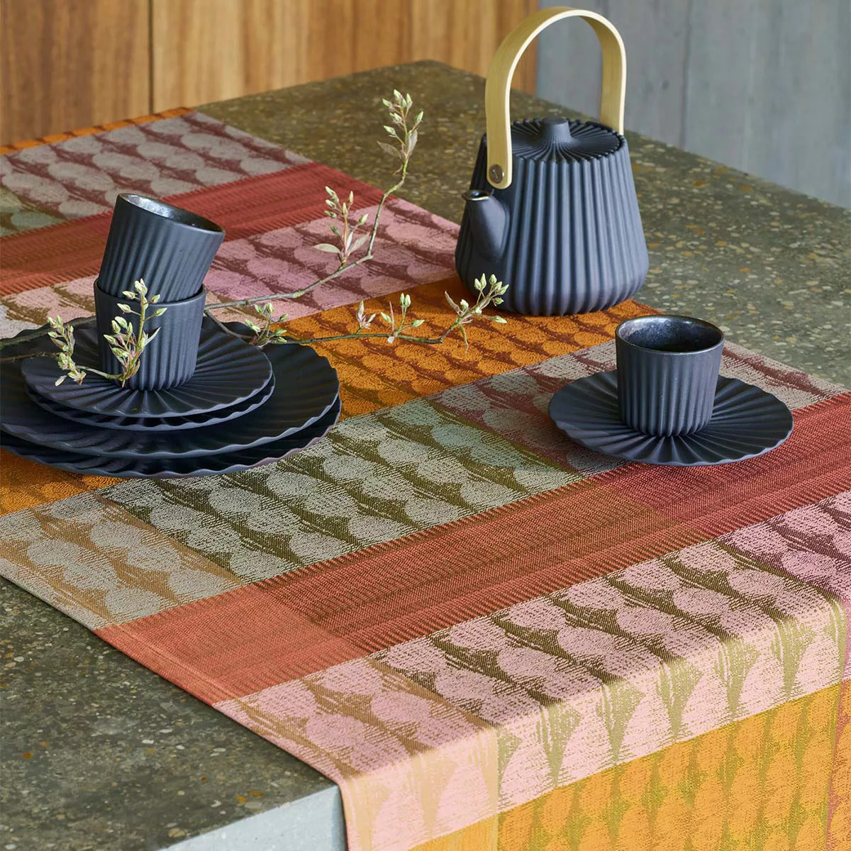 Chemin de table pur coton motif jacquard vert orange Mille halos prunus