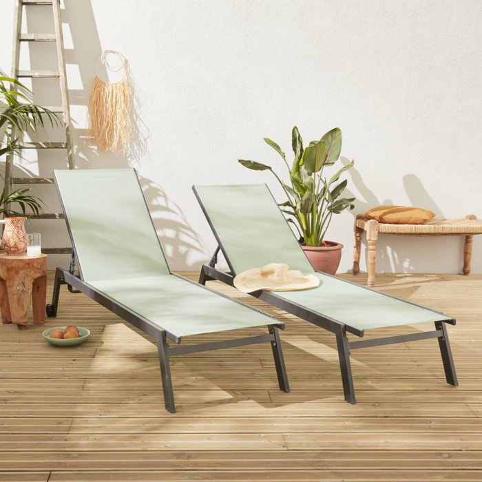 Lot de 2 bains de soleil ELSA en aluminium gris anthracite et textilène vert de gris. transats multi positions avec roulettes