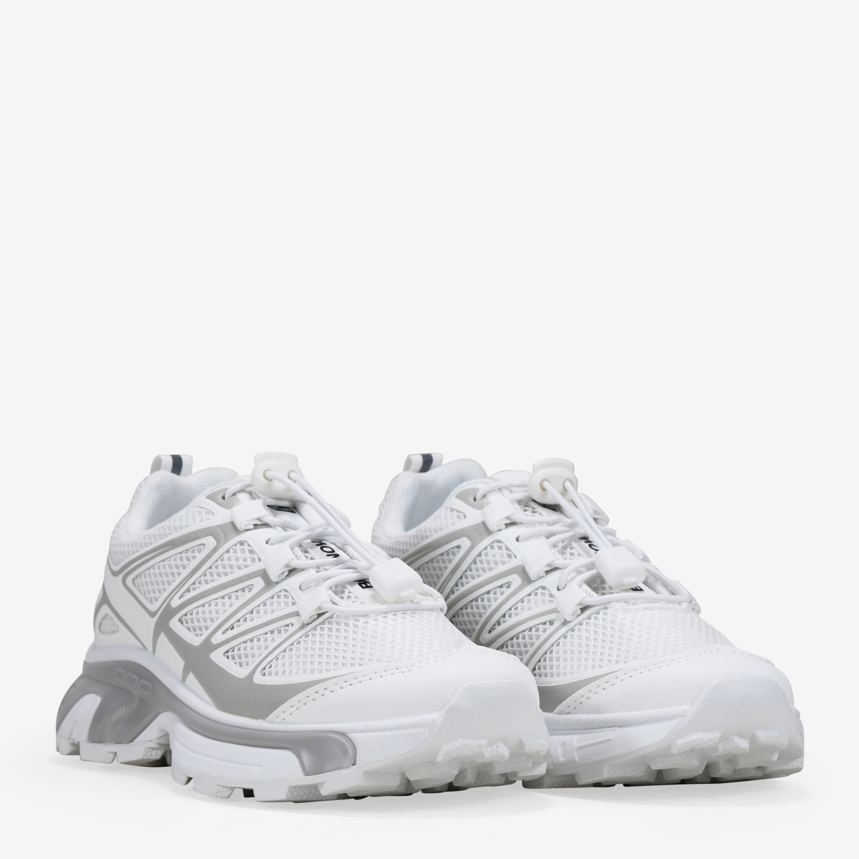 Zapatillas deportivas blancas con cordones ajustables