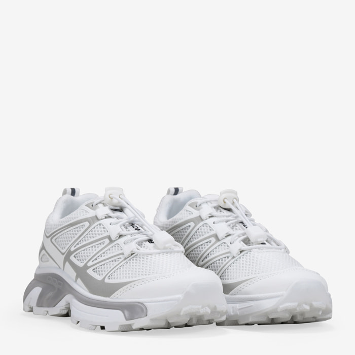 Zapatillas deportivas blancas con cordones ajustables