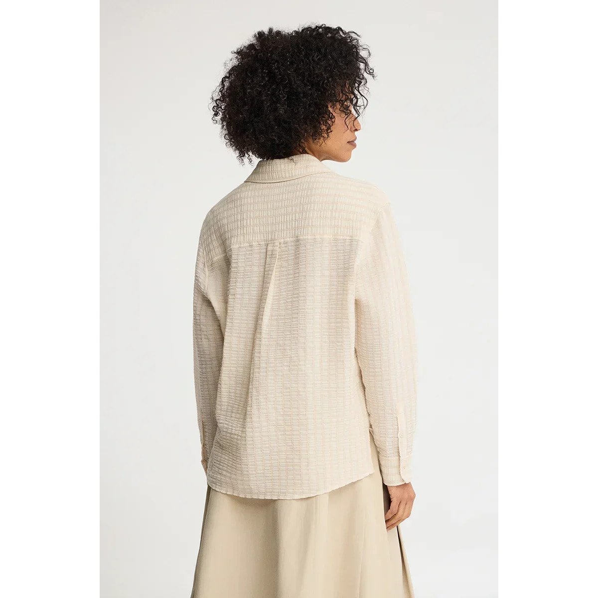 Camicia a righe beige effetto stropicciato, fit ampio e ricamo Rigby Go