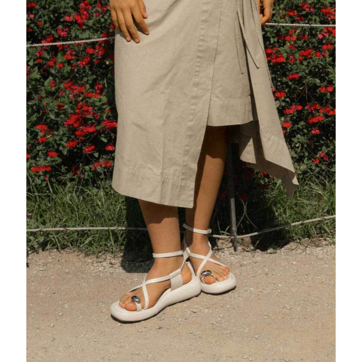 Sandalias de dedo beige con anillo metálico y platforma