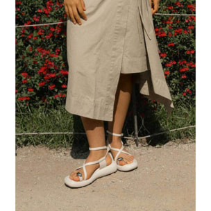 Sandalias de dedo beige con anillo metálico y platforma