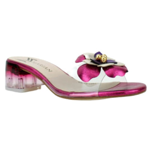 Sandalia fucsia con vinilio y adorno flor. Tacón 4 cm