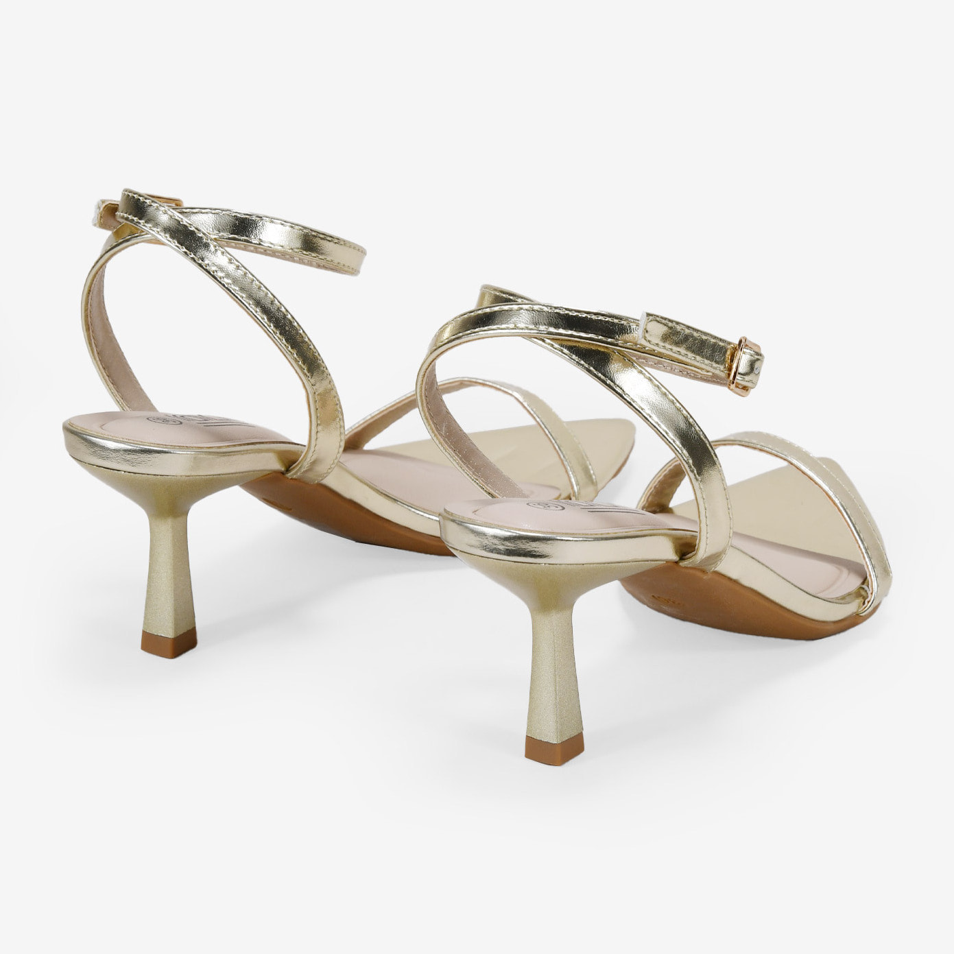 Sandalias de tacón kitten doradas con punta fina