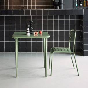 Table de jardin métal 2 places. vert. Amelia. 70x70cm. traitement antirouille. lattes et bords arrondis