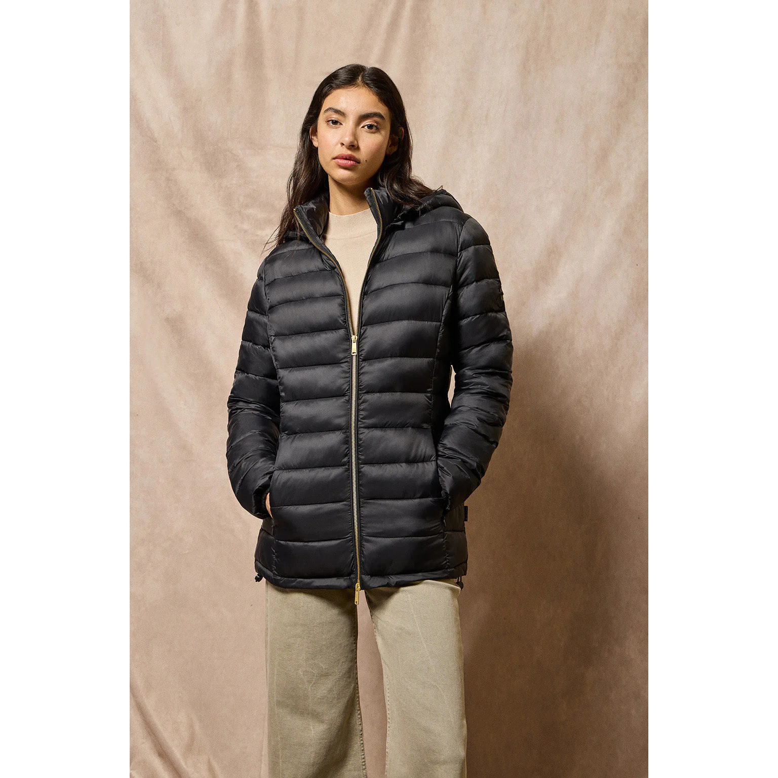 Chaqueta ultralight negra Cintia de capucha extraíble y bordado PC