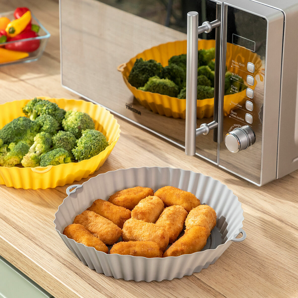 Confezione da 4 cestelli in silicone con manici per friggitrice ad aria e 2 pennelli InnovaGoods